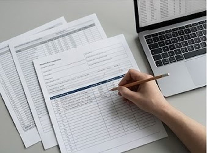 Documentación clínica revisada sobre una mesa de trabajo